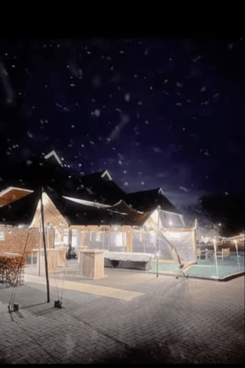 Kerst 2023 bij De Bronckhorsthoeve: buiten locatie met verlichting en sneeuw 2