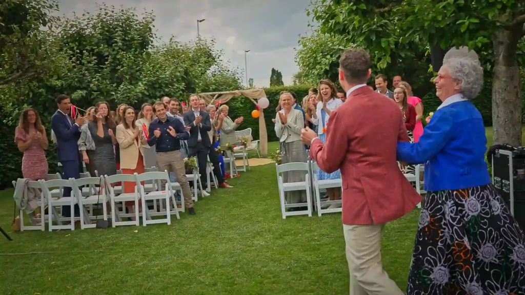 trouwen op landgoed, de bruidegom komt aan.